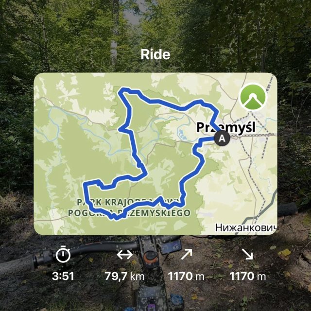 Home Zakończenie trasy eMTB – elektryczny rower MTB na tle gór i lasu po intensywnej jeździe terenowej