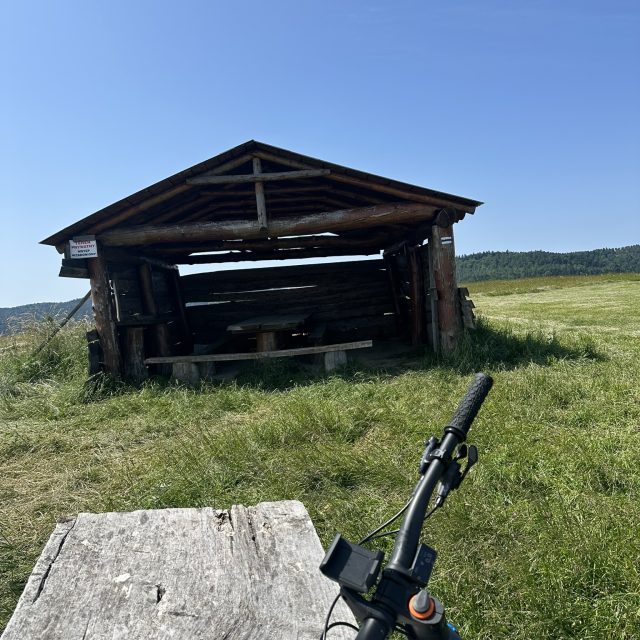 Home Elektryczny rower MTB eMTB na górskich ścieżkach Podkarpacia, idealny do jazdy terenowej