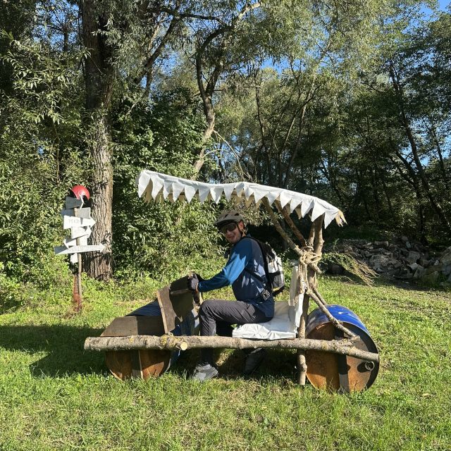 Home Góry bez ograniczeń. Dzięki rowerom elektrycznym typu hardtail i full suspension, strome wzniesienia przestają być barierą, a stają się zaproszeniem do przygody. Wybierz swój kierunek.