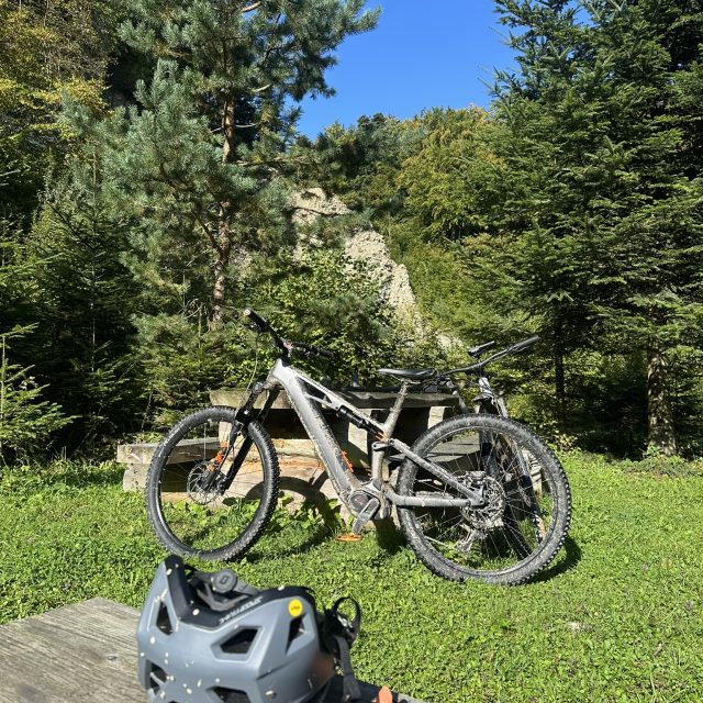 Home eMTB – jazda elektrycznym rowerem górskim po dzikich lasach i pagórkach