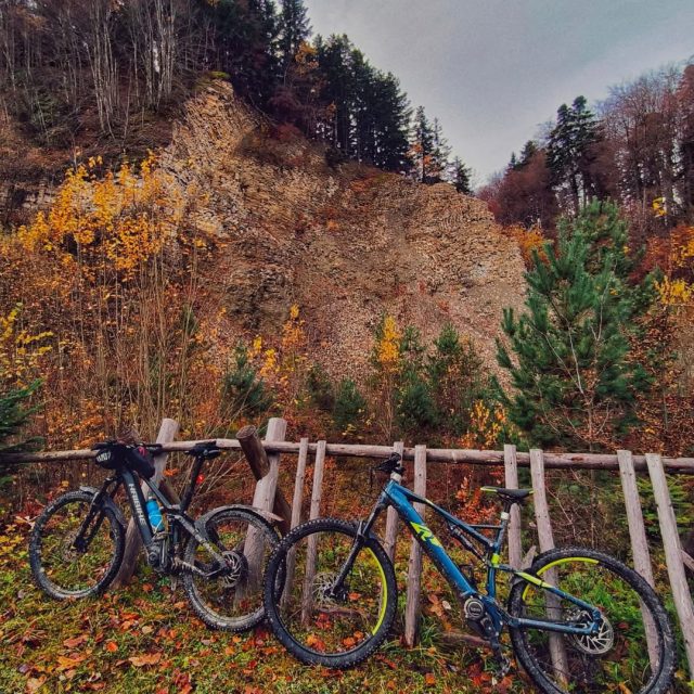 Home Zmień każdą górę w swój prywatny wyciąg. Z elektrycznym rowerem enduro, podjazdy stają się równie ekscytujące co zjazdy. Więcej okrążeń w krótszym czasie to więcej frajdy z jazdy.