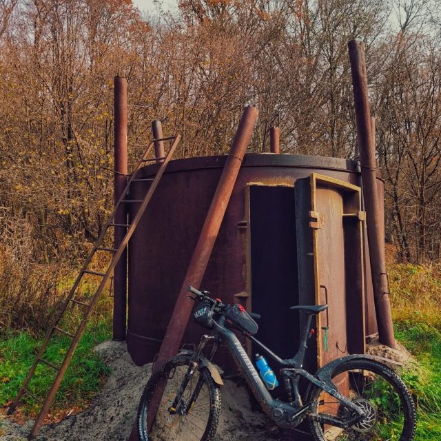 Home Elektryczny rower górski eMTB z wydajnym napędem, wspomaganiem elektrycznym i geometrią MTB do trudnego terenu.