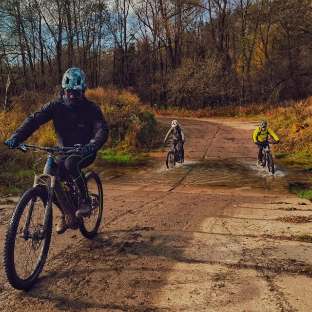 Home Poczuj prawdziwą wolność na szlaku. Rower elektryczny MTB pozwala wjechać wyżej i zjechać więcej razy w ciągu jednego dnia. Idealny balans między mocą a kontrolą w trudnym terenie