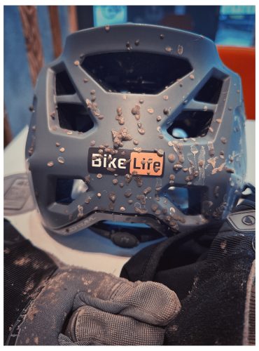 Maksymalna trakcja i pełna kontrola. Rower eMTB z pełną amortyzacją (Full Suspension) wybacza błędy na trudnych technicznie sekcjach i pozwala cieszyć się płynnością jazdy tam, gdzie inni muszą hamować